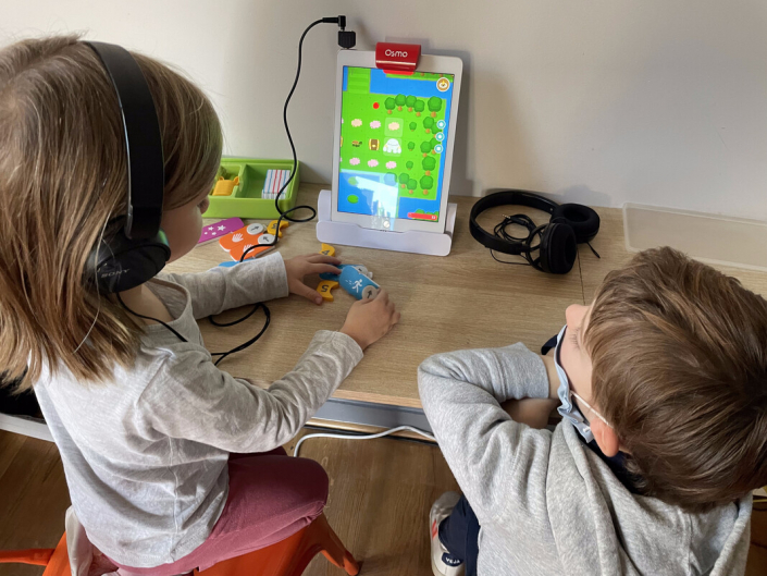 Enfants apprenent à coder avec Osmo coding