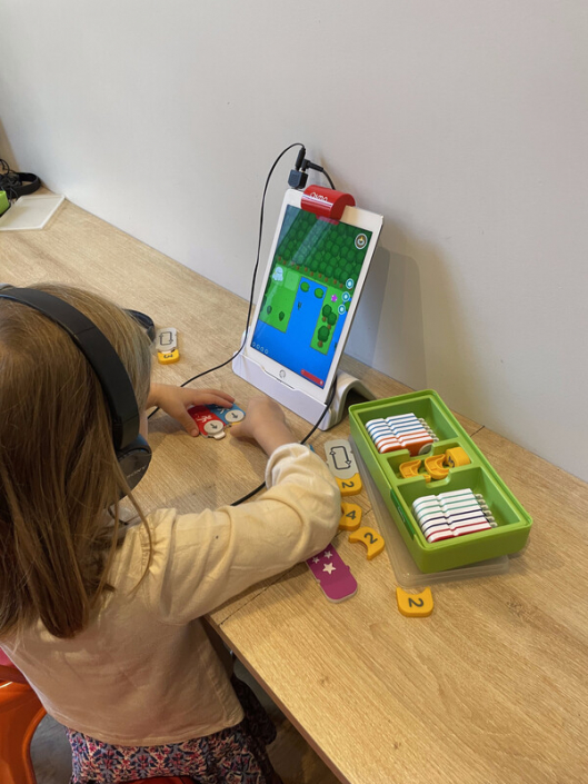 Petite fille devant Osmo coding