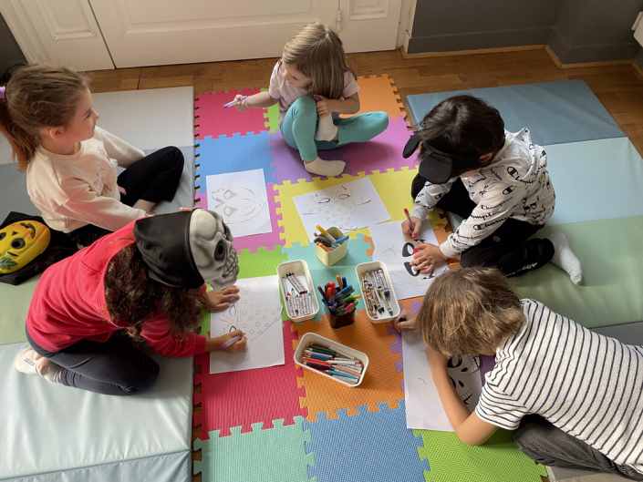 Groupe enfants activités manuelles coloriage