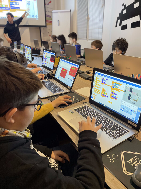 RS11120_IMG_8237-scr - Tech Kids Academy