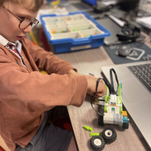 ateliers numériques pour enfants fabricattion d'un robot