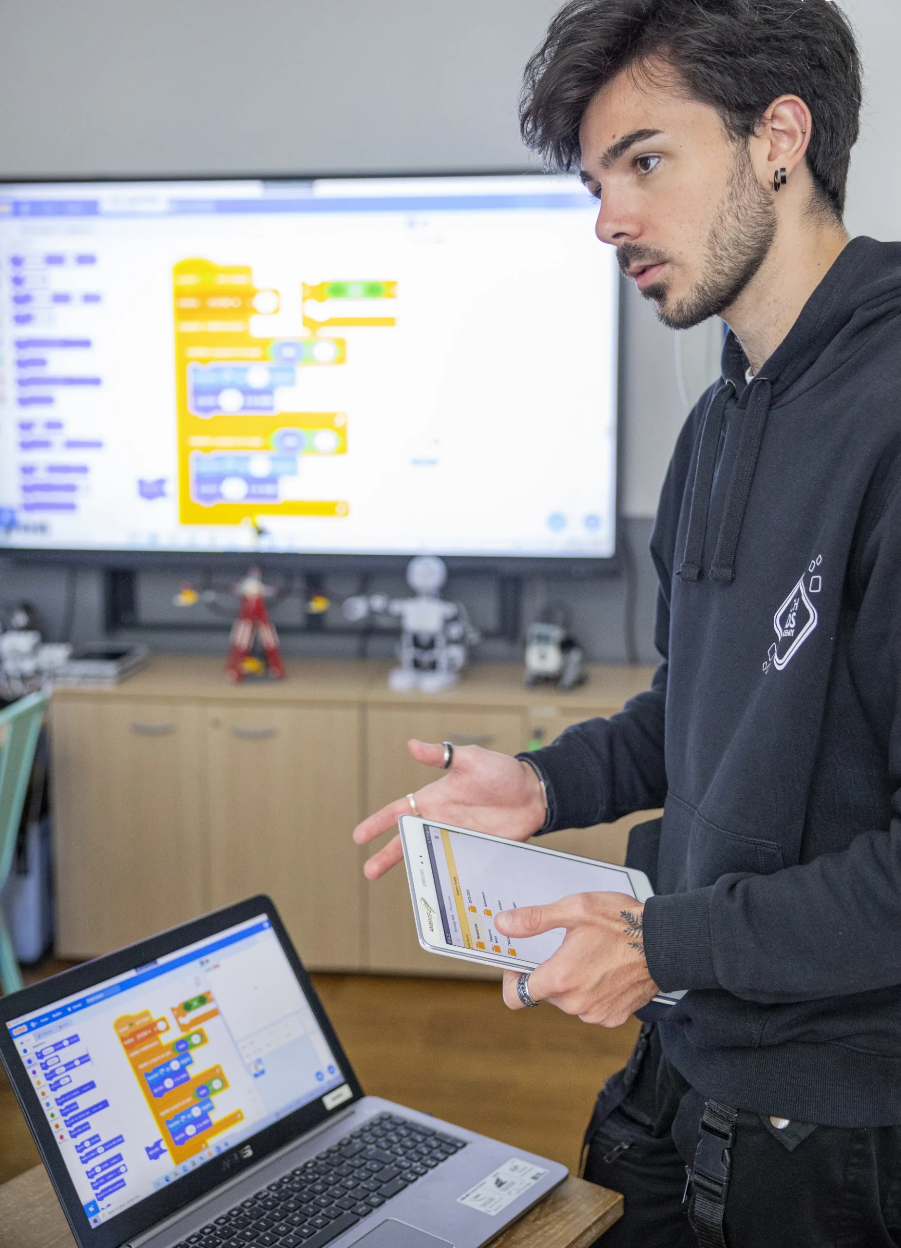 Animateur ateliers numériques enfants expliquant comment coder un jeu video avec Scratch chez Tech Kids Academy