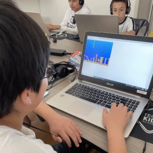 Ado jouant avec son jeu Stencyl