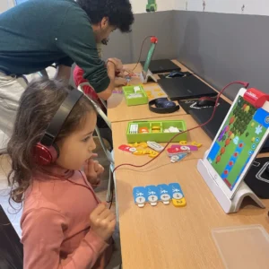 Petite fille programmant avec Osmo coding ateliers numériques pour enfants