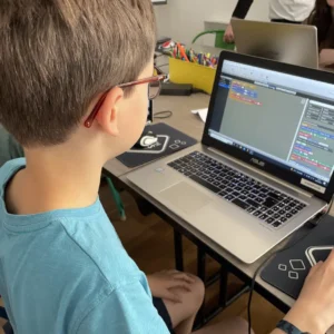 Enfant et interface de code Stencyl