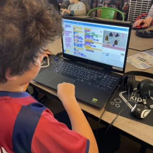 Enfant programmation jeu video Scratch