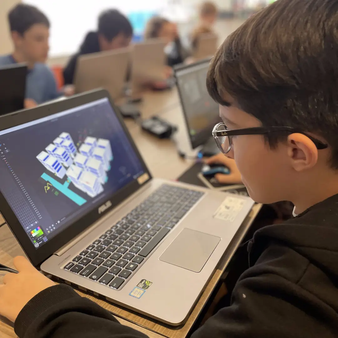 Enfant modélisant des bâtiments en 3D