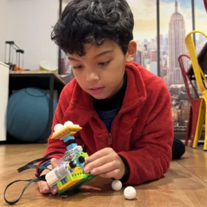 Robot Lego équilibriste ateliers numériques pour enfants