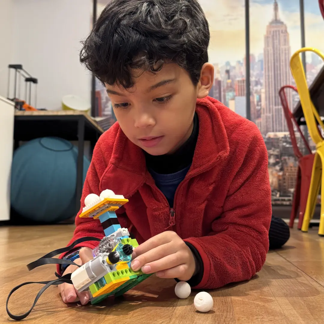 Robot Lego équilibriste ateliers numériques pour enfants