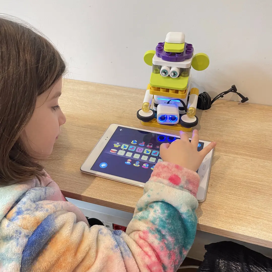 Atelier robotique Singe Botzee ateliers numériques pour enfants