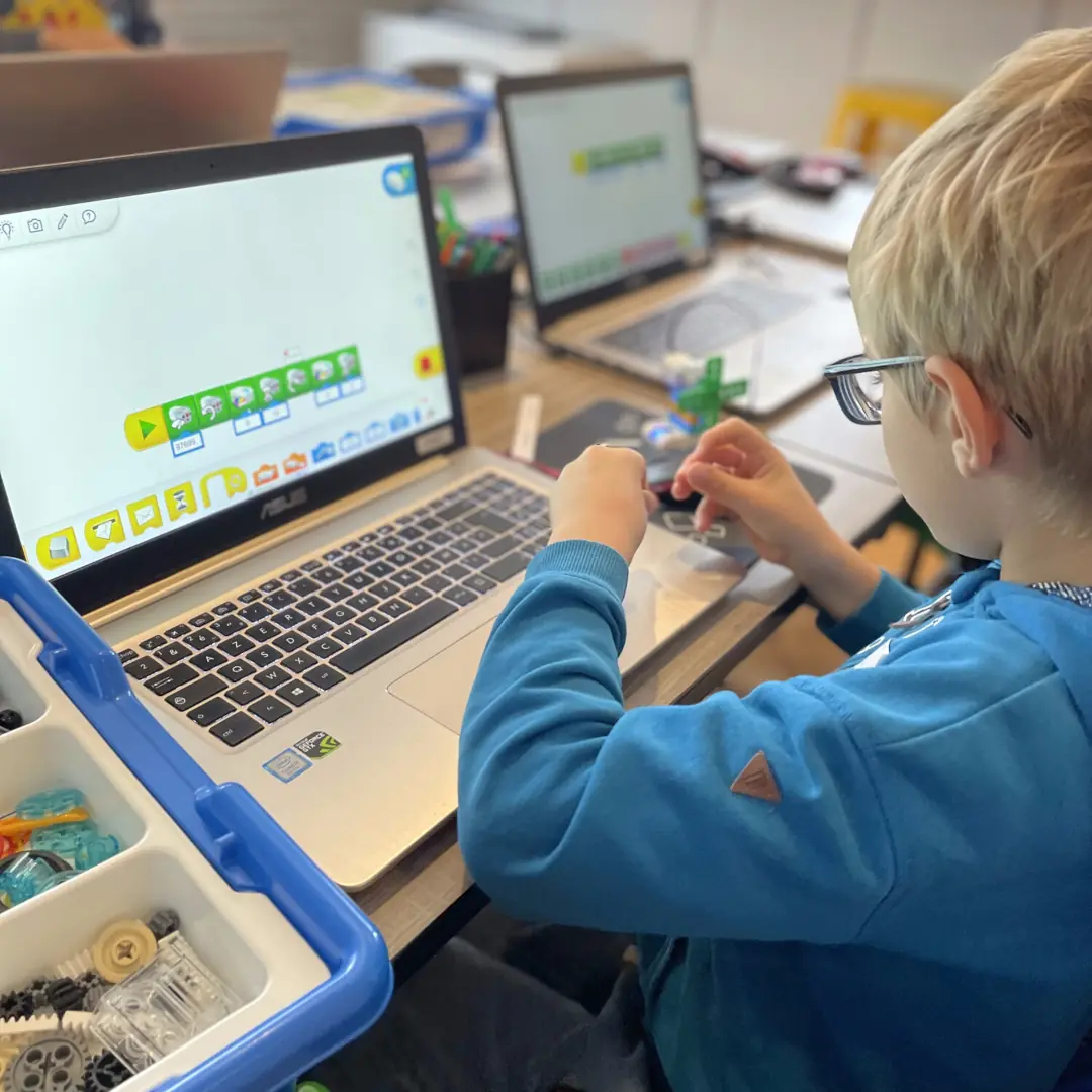 Programmation de robots Lego ateliers numériques pour enfants