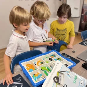 Enfants construisent ensemble une voiture Lego - Stage robotique Lego Tech KIds Academy