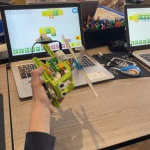 Enfant programme son robot hélicoptère Lego - Stage robotique Lego Tech Kids Academy