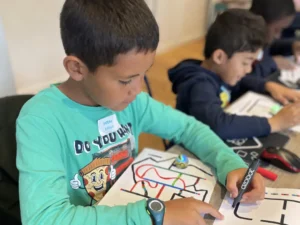 Enfant dessine son circuit pour son robot Ozobot - Stage robotique Tech Kids Academy