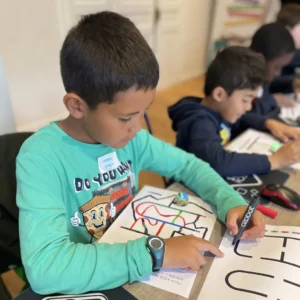 Enfant dessine son circuit pour son robot Ozobot - Stage robotique Tech Kids Academy