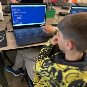 Ado apprend a coder jeu Python