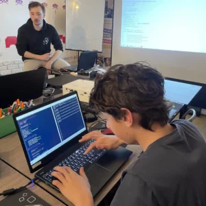 Ado programmant un jeu Python