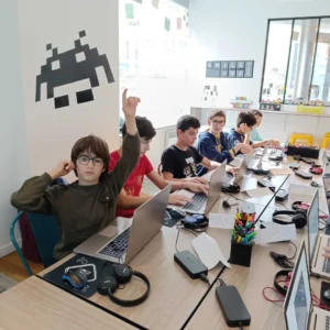 Groupe enfants apprenant a coder en Python