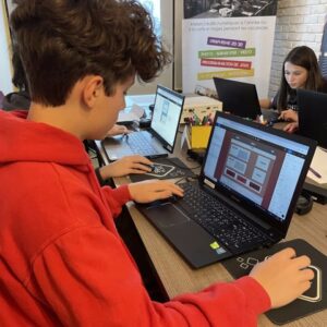 stage création de site web ado devant écran