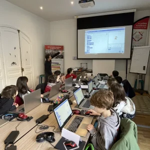 Animateur presentant Scratch
