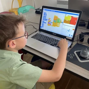 Garçon programmant sur Scratch